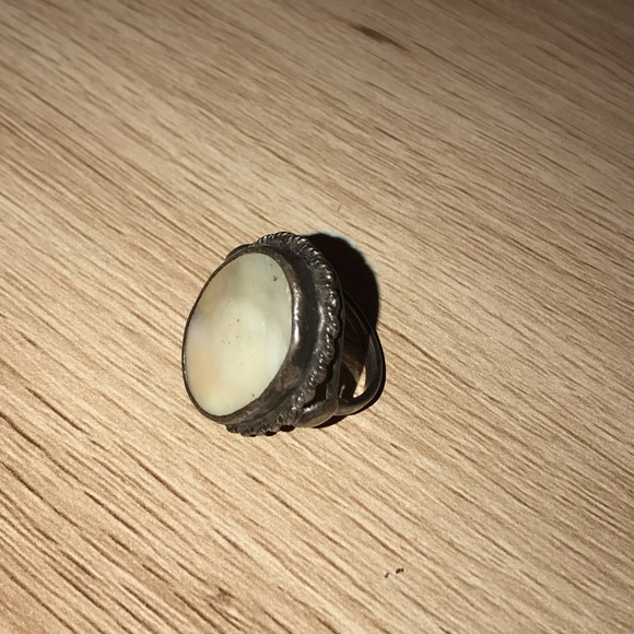 Vintage Mother Of Pearl Oval 1960’s Pearlescent Ring - Picture 7 of 15